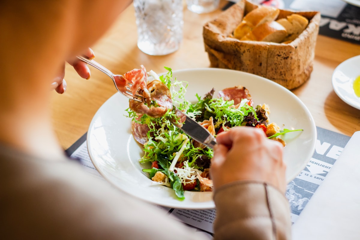 Nutritionist providing pregnancy guidance